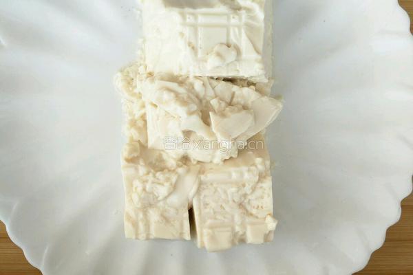 皮蛋豆腐的做法图解2