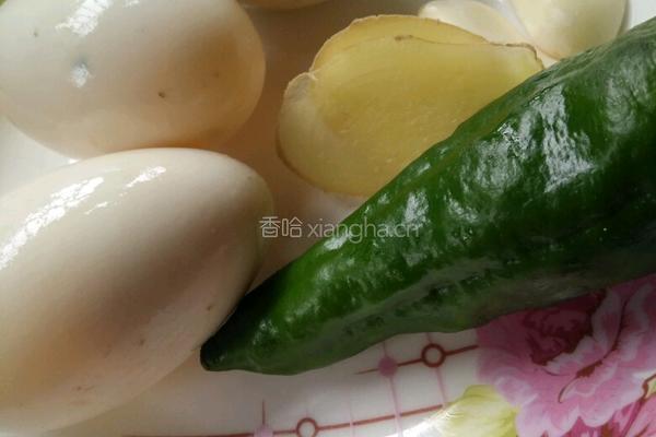 青椒皮蛋的做法图解1