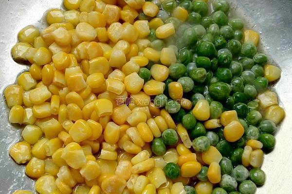 玉米粒炒豌豆的做法图解3