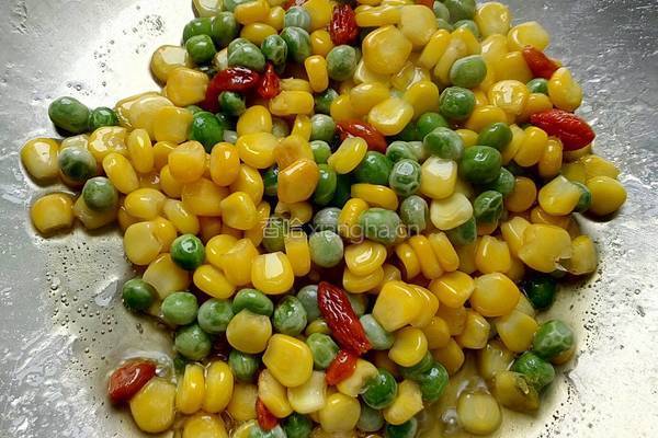 玉米粒炒豌豆的做法图解6