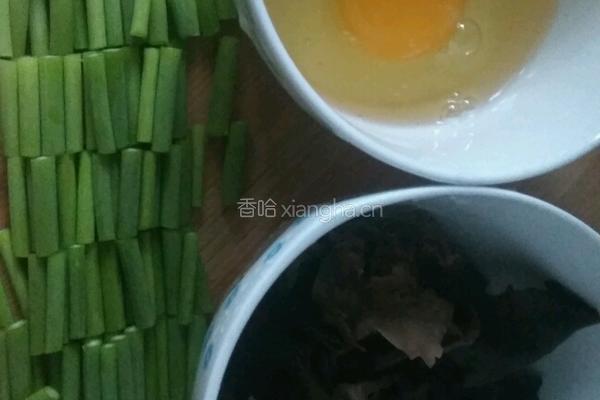 木耳蒜苔炒鸡蛋的做法图解1