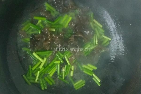 木耳蒜苔炒鸡蛋的做法图解3