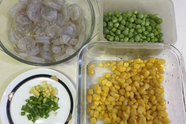 豌豆玉米炒虾仁的做法图解1