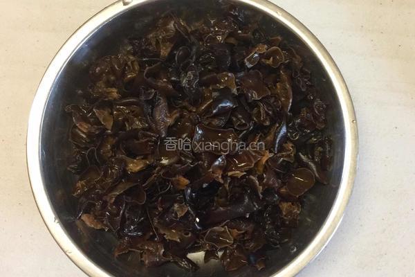 蒲鉾炒木耳的做法图解1