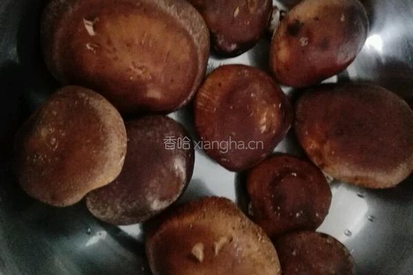 尖椒香菇肉片的做法图解1
