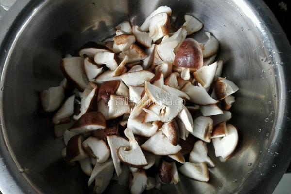 尖椒香菇肉片的做法图解2