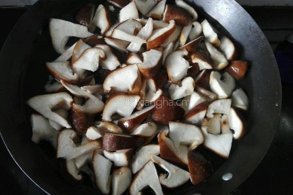 尖椒香菇肉片的做法图解3