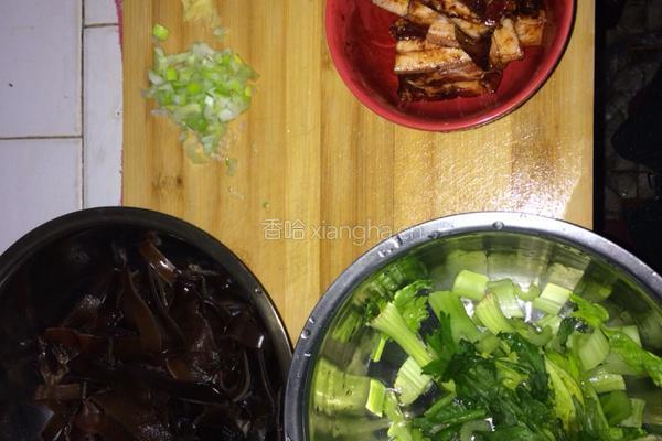 木耳芹菜炒肉的做法图解1