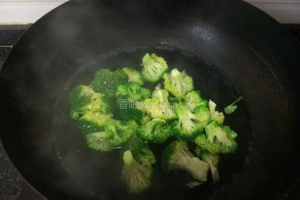 西兰花炒虾仁的做法图解3