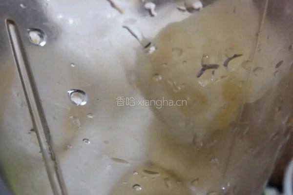 香蕉奶昔的做法图解4