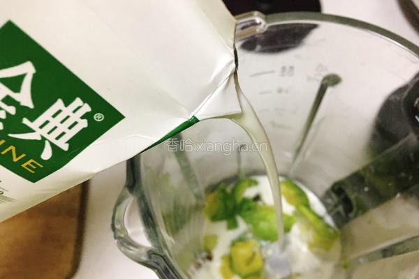 蜂蜜牛油果奶昔的做法图解5