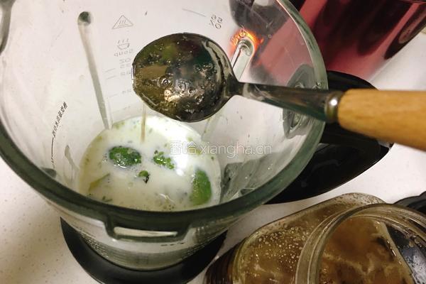 蜂蜜牛油果奶昔的做法图解6