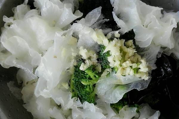 西兰花拌黑白耳的做法图解5