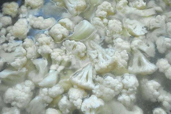 菜花炒肉的做法图解2