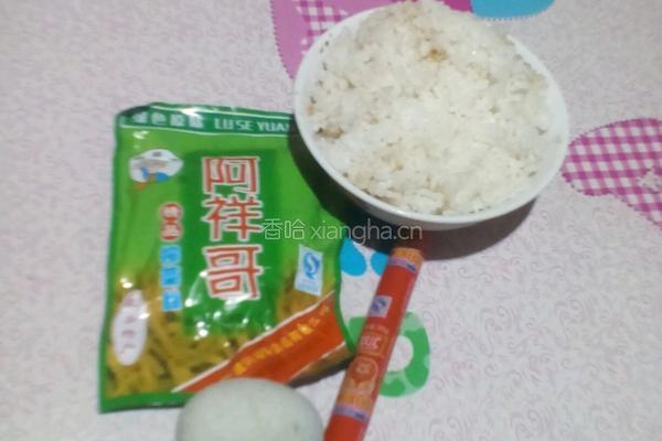 皮蛋榨菜粥的做法图解1