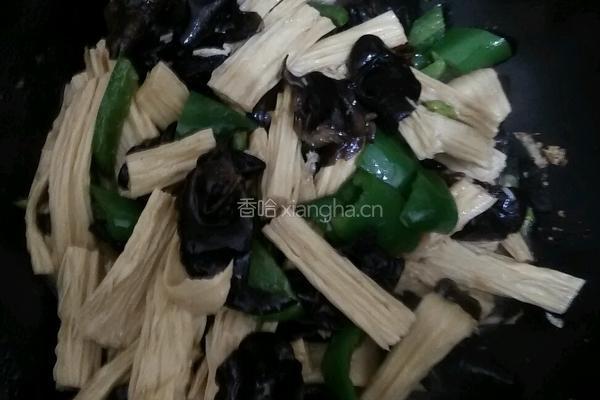 青椒木耳炒腐竹的做法图解4