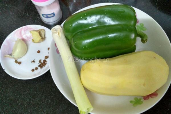 大辣椒炒土豆片的做法图解1