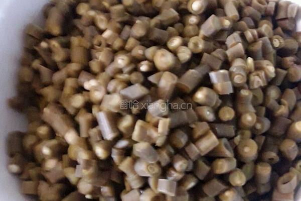 酸豆角炒鸡胗的做法图解1