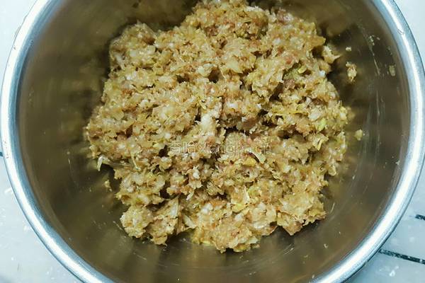 玉米面酸菜蒸饺的做法图解5