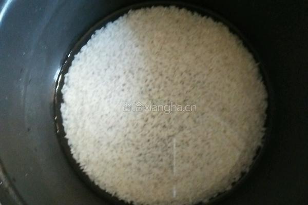 土豆香菇香肠焖饭的做法图解1