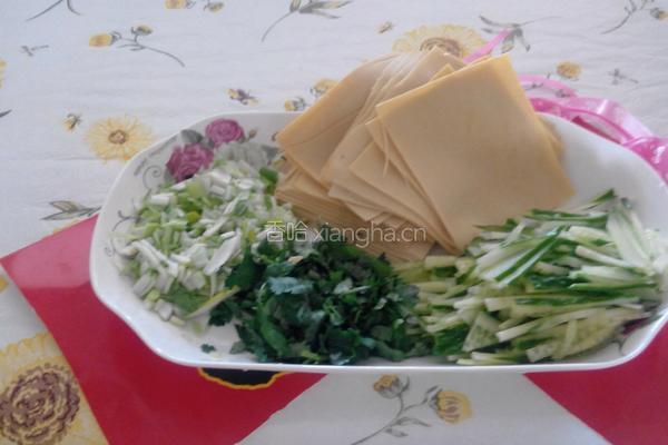 干豆腐卷土豆泥的做法图解2