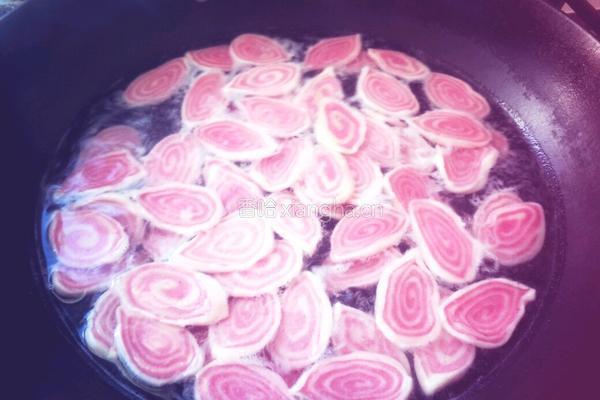 回锅肉炒猫耳朵的做法图解2