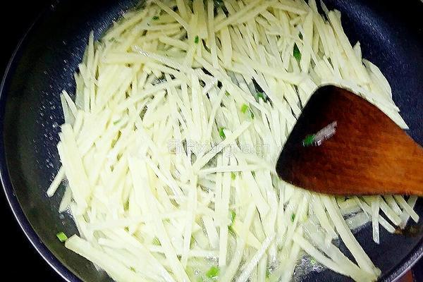 糖醋土豆丝的做法图解2