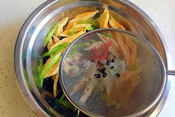 凉拌香芹腐竹的做法图解8