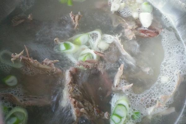鸭骨豆腐汤的做法图解1