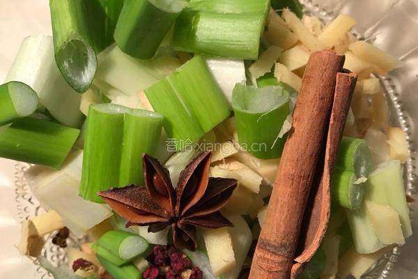 芋头红烧肉的做法图解1