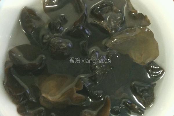 木耳炒青笋的做法图解2