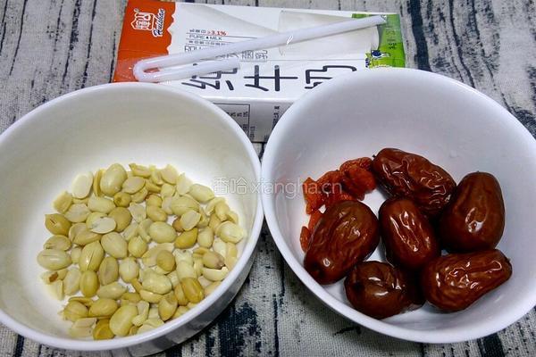花生红枣牛奶的做法图解1