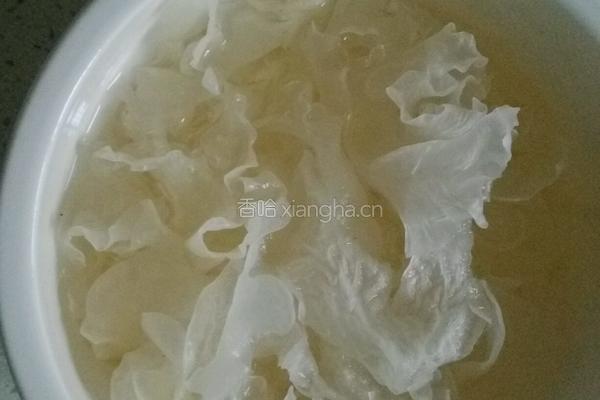 银耳莲子雪梨羹的做法图解1