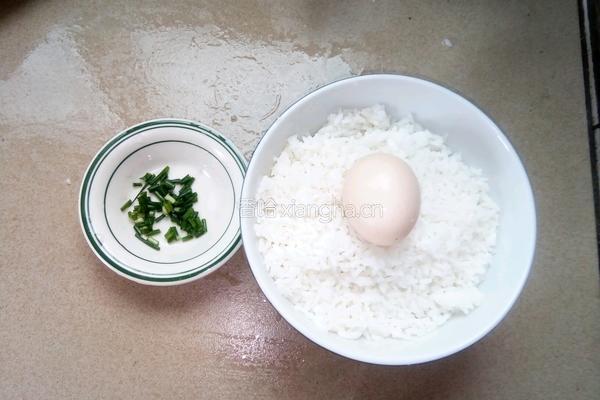 腊肉炒饭的做法图解1