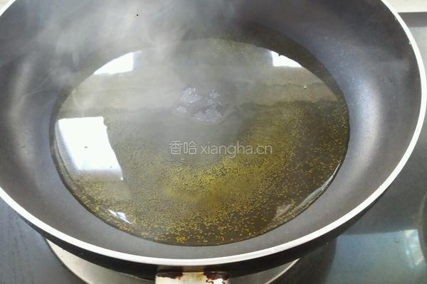 家常青椒焖鲫鱼的做法图解3
