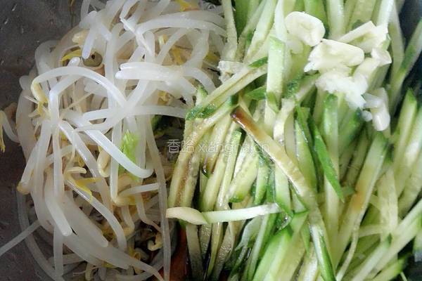 凉拌黄瓜豆芽的做法图解3