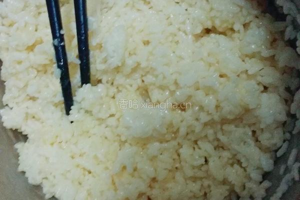 牛肉洋蔥玉米蛋炒飯的做法图解1