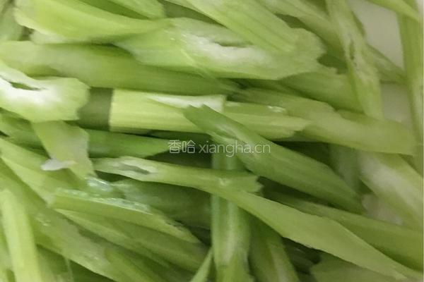 芹菜炒虾仁的做法图解2