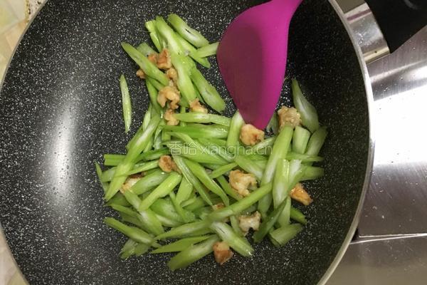 芹菜炒虾仁的做法图解3