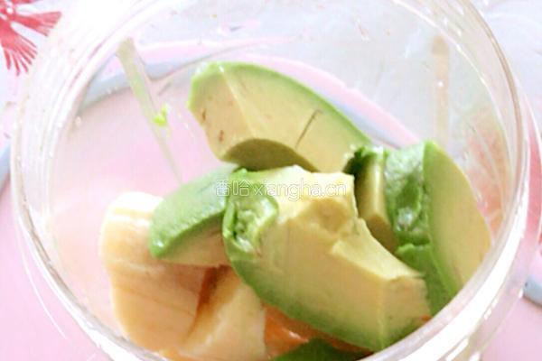 牛油果香蕉泥宝宝辅食的做法图解2