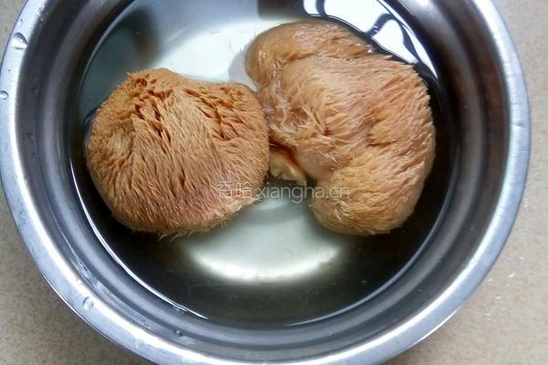 猴头菇骨头汤的做法图解1