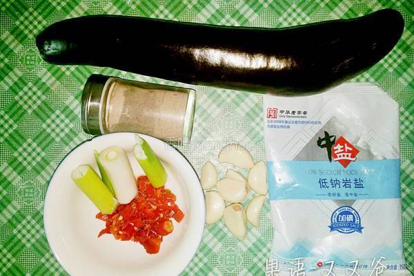 蒜香茄子的做法图解1