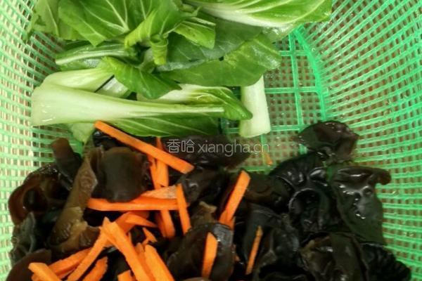 木耳炒油菜的做法图解2