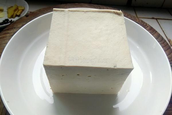 腊肉烧豆腐的做法图解1