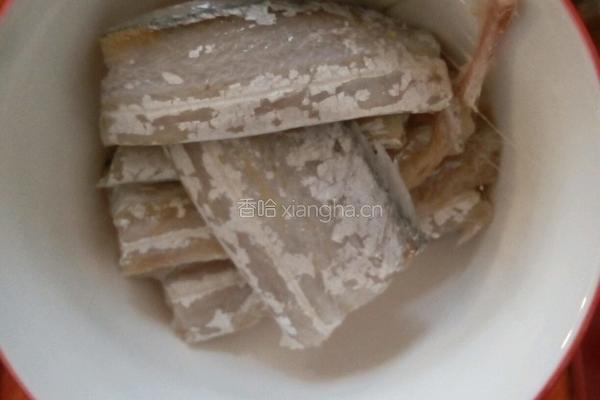 炸带鱼的做法图解1