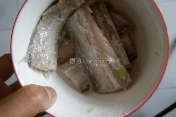 炸带鱼的做法图解2