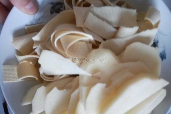土豆炖干豆腐的做法图解2