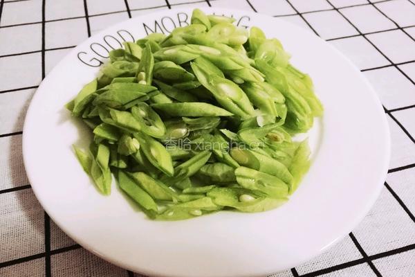 电饭煲豆角焖面的做法图解1