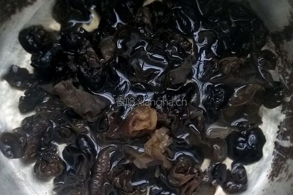 蒜香云耳的做法图解1