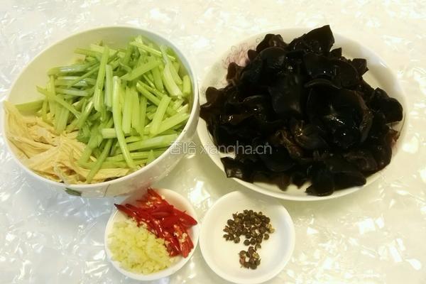 凉拌香芹腐竹的做法图解1
